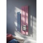 Sèche-serviette radiateur eau chaude contemporain design Antxteso V rose mat avec une barre bleu mat