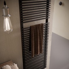 Sèche-serviette radiateur eau chaude vertical moderne design Antpieno noir mat