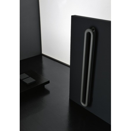 Sèche-serviette radiateur eau chaude design Antxtubone V vertical noir mat 170cm
