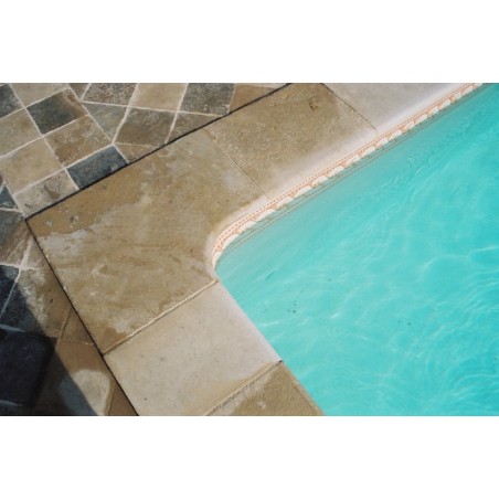 Margelle d'angle piscine, bord droit, pierre du limeyrat pour margelle claire épaisseur 8cm.