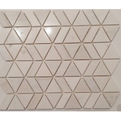 Mosaique triangle marbre blanc poli brillant sur trame 27.5x24cm mox tamarbeige