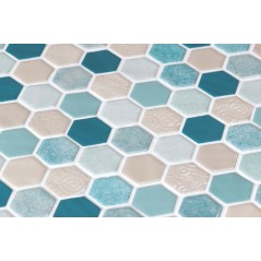 Emaux de verre hexagonal melange de blanc, decor nacré, bleu D:3.175cm sur plaque de 30.1x29cm mur blend onxseagreen